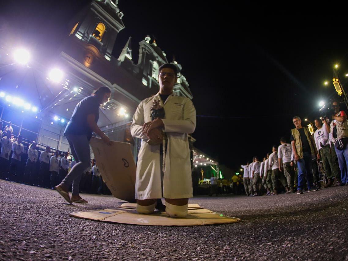 Promesseiros iniciam caminhada de joelhos da Igreja da Sé até a Basílica.